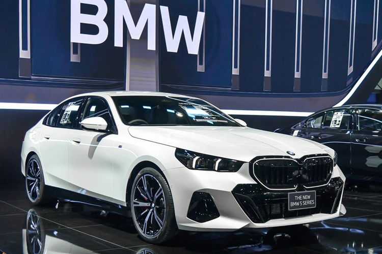 Xe có thể đề xuất chuyển làn, người lái có thể xác nhận điều này bằng cách nhìn vào gương ngoại thất để xác nhận việc chuyển làn. Khi điều kiện giao thông cho phép, hệ thống hỗ trợ thay đổi làn đường chủ động có thể tự động thực hiện các chuyển động đánh lái chuyển làn.