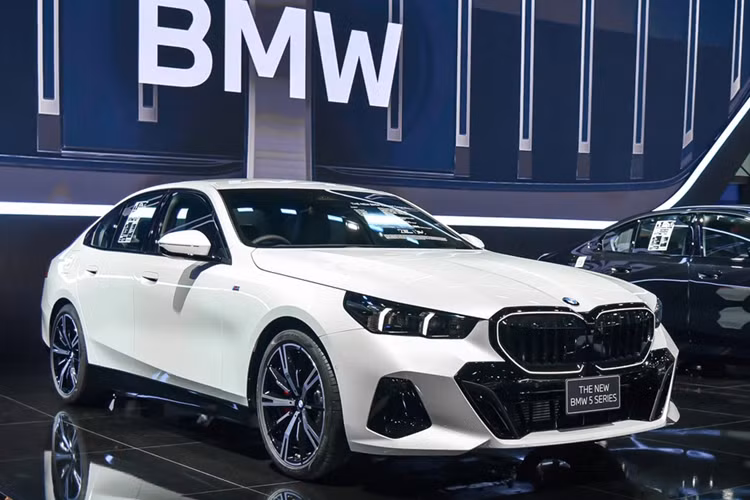 Xe có thể đề xuất chuyển làn, người lái có thể xác nhận điều này bằng cách nhìn vào gương ngoại thất để xác nhận việc chuyển làn. Khi điều kiện giao thông cho phép, hệ thống hỗ trợ thay đổi làn đường chủ động có thể tự động thực hiện các chuyển động đánh lái chuyển làn.