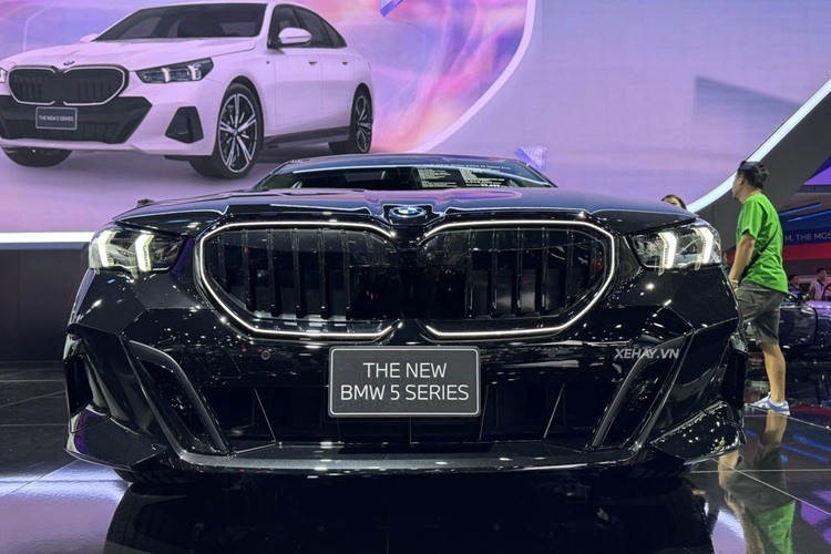 Động cơ điện sử dụng bộ pin 22,1kWh cho công suất 109 mã lực và mô-men xoắn 265Nm. Theo thông tin từ hãng, 5-Series 2024 là dòng xe đầu tiên trên thế giới được trang bị hệ thống hỗ trợ thay đổi làn đường chủ động, tích hợp tính năng xác nhận bằng mắt.