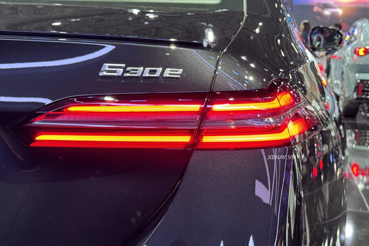 Xe còn được trang bị hệ thống đèn chiếu sáng Adaptive LED linh hoạt, đi kèm đèn định vị được thiết kế tối giản, thay thế cho kiểu dáng móc câu truyền thống. BMW 5-Series 2024 sở hữu bộ mâm đa chấu 20 inch. Ở phía sau, mẫu sedan hạng sang có đèn hậu LED được thiết kế mảnh mai hơn đời cũ.