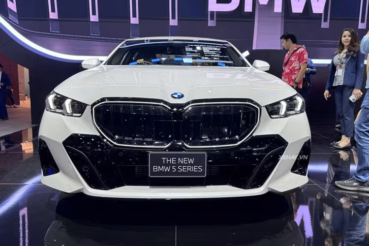 Tại triển lãm Bangkok International Motor Show 2024 (BIMS 2024) đang diễn ra ở Thái Lan, gian hàng của BMW thu hút sự chú ý với sự xuất hiện của BMW 5-Series 2024 mới. Theo đó tại xứ sở chùa Vàng, xe được phân phối với hai phiên bản 520d M Sport Pro và 530e M Sport Pro