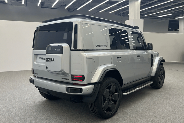 Ở phía trước, xe được trang bị cụm đèn pha LED và lưới tản nhiệt lấy cảm hứng từ Land Cruiser FJ40. Trong khi đó, cản trước và kính chắn gió của mẫu SUV này lại sao chép từ Jeep Wrangler.