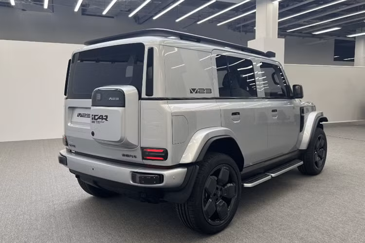 Ở phía trước, xe được trang bị cụm đèn pha LED và lưới tản nhiệt lấy cảm hứng từ Land Cruiser FJ40. Trong khi đó, cản trước và kính chắn gió của mẫu SUV này lại sao chép từ Jeep Wrangler.