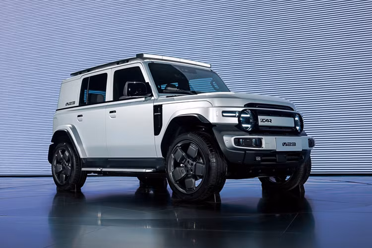 Cấu hình chi tiết của mẫu xe này chưa được tiết lộ, tuy nhiên, theo Carnewschina, iCar V23 sẽ được trang bị màn hình thông tin giải trí tích hợp chip Qualcomm Snapdragon 8155 và hệ thống hỗ trợ lái xe tiên tiến L2+.