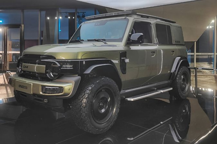 Hồi cuối tháng 4 năm nay, Chery đã công bố những hình ảnh đầu tiên của iCar V23 2024 mới – một mẫu SUV điện mang phong cách thể thao do hãng xe này hợp tác với Zhimi Technology (công ty con của Xiaomi chuyên về mảng đồ gia dụng thông minh) sản xuất.