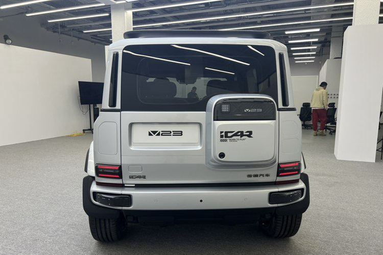 Hai bên hông xe của iCar V23 cũng sao chép thiết kế từ Land Rover Defender, ngoại trừ tay nắm cửa dạng ẩn. Có vẻ như các kỹ sư của Chery cũng lấy cảm hứng từ Mercedes-Benz G-Class khi thiết kế khu vực phía sau của mẫu SUV này, đặc biệt là chi tiết đèn hậu LED đặt thấp và hộp đựng đồ gắn cốp.