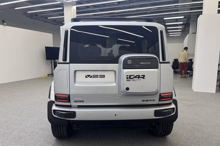 Hai bên hông xe của iCar V23 cũng sao chép thiết kế từ Land Rover Defender, ngoại trừ tay nắm cửa dạng ẩn. Có vẻ như các kỹ sư của Chery cũng lấy cảm hứng từ Mercedes-Benz G-Class khi thiết kế khu vực phía sau của mẫu SUV này, đặc biệt là chi tiết đèn hậu LED đặt thấp và hộp đựng đồ gắn cốp.