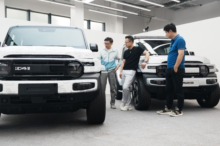 Trong dự án này, Zhimi chịu trách nhiệm về thiết kế và công nghệ. Chery đảm nhiệm khâu sản xuất, chuỗi cung ứng, bán hàng và hậu mãi. Theo thông tin từ các tài liệu rò rỉ, mức giá xe iCar V23 2024 bản tiêu chuẩn sẽ có giá bán là 119.800 nhân dân tệ (420 triệu đồng).