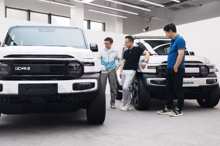 Trong dự án này, Zhimi chịu trách nhiệm về thiết kế và công nghệ. Chery đảm nhiệm khâu sản xuất, chuỗi cung ứng, bán hàng và hậu mãi. Theo thông tin từ các tài liệu rò rỉ, mức giá xe iCar V23 2024 bản tiêu chuẩn sẽ có giá bán là 119.800 nhân dân tệ (420 triệu đồng).