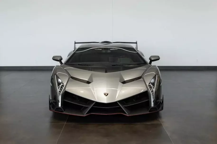Trên toàn thế giới, chỉ có đúng 3 xe Lamborghini Veneno Coupe và 9 chiếc Lamborghini Veneno mui trần dành cho khách hàng. Và nếu bạn tò mò không biết Lamborghini Veneno có gì hấp dẫn đến vậy, thì chúng tôi sẽ kể cho bạn nghe về giá bán của xe.
