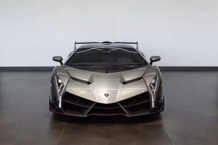 Trên toàn thế giới, chỉ có đúng 3 xe Lamborghini Veneno Coupe và 9 chiếc Lamborghini Veneno mui trần dành cho khách hàng. Và nếu bạn tò mò không biết Lamborghini Veneno có gì hấp dẫn đến vậy, thì chúng tôi sẽ kể cho bạn nghe về giá bán của xe.