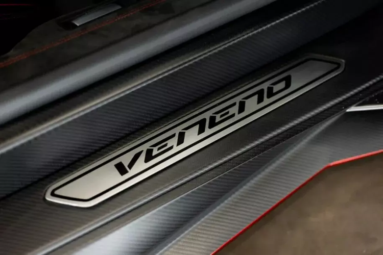 Nhưng tình hình kinh tế trong năm nay khá ảm đạm, nên giá xe Lamborghini Veneno Coupe này cũng đã được điều chỉnh, khi hiện nay, chỉ được chào bán 13,9 triệu đô la, tức đã giảm 300.000 đô la so với đầu năm, bằng 1 chiếc xe Lamborghini Huracan.