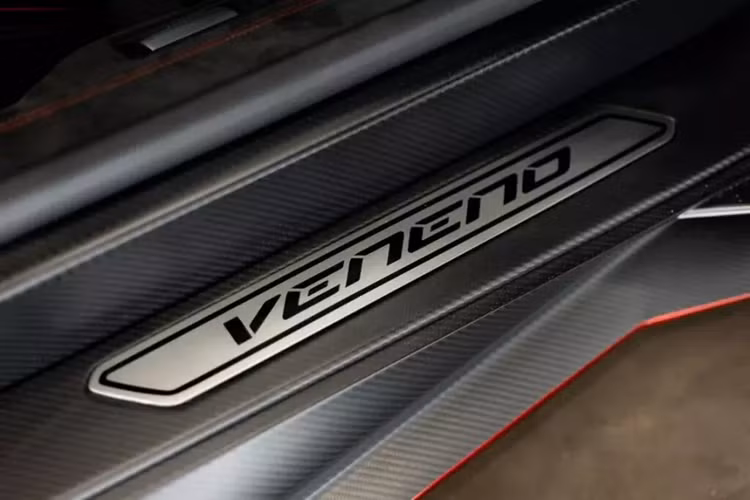 Nhưng tình hình kinh tế trong năm nay khá ảm đạm, nên giá xe Lamborghini Veneno Coupe này cũng đã được điều chỉnh, khi hiện nay, chỉ được chào bán 13,9 triệu đô la, tức đã giảm 300.000 đô la so với đầu năm, bằng 1 chiếc xe Lamborghini Huracan.