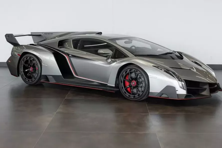 Siêu xe Lamborghini Veneno LP750-4 được trang bị động cơ V12, dung tích 6.5 lít, sản sinh ra công suất tối đa 750 mã lực. Siêu xe hàng hiếm này có thể tăng tốc từ vị trí xuất phát lên 100 km/h chỉ sau thời gian 2,9 giây trước khi đạt tốc độ tối đa 355 km/h.
