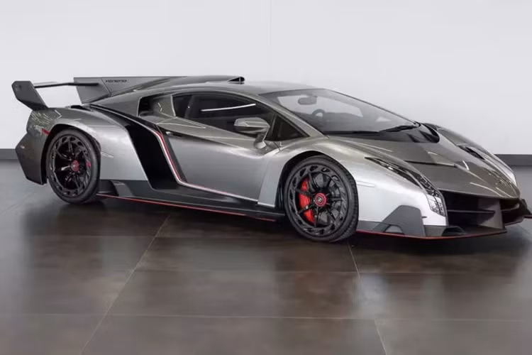 Siêu xe Lamborghini Veneno LP750-4 được trang bị động cơ V12, dung tích 6.5 lít, sản sinh ra công suất tối đa 750 mã lực. Siêu xe hàng hiếm này có thể tăng tốc từ vị trí xuất phát lên 100 km/h chỉ sau thời gian 2,9 giây trước khi đạt tốc độ tối đa 355 km/h.