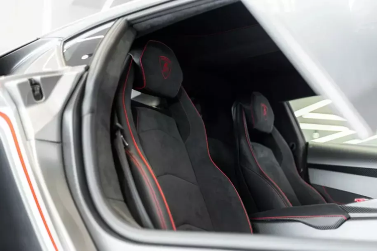 Theo đó, có 1 chiếc Lamborghini Veneno Coupe đã được chào bán 6 năm qua, từ con số 9,5 triệu đô la vào năm 2018, và đầu năm nay, xe được chào bán lên đến 14,2 triệu đô la, tức trung bình mỗi năm xe tăng giá 783.000 đô la, khoảng 18 tỷ đồng.