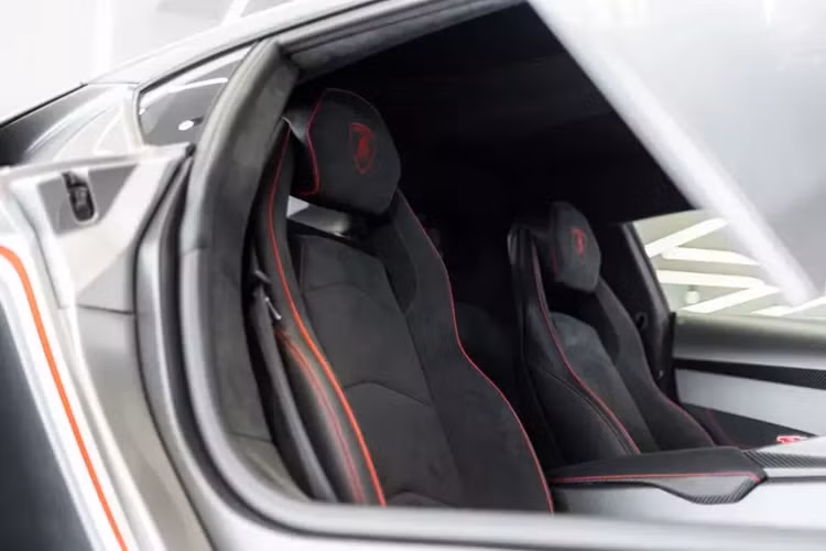 Theo đó, có 1 chiếc Lamborghini Veneno Coupe đã được chào bán 6 năm qua, từ con số 9,5 triệu đô la vào năm 2018, và đầu năm nay, xe được chào bán lên đến 14,2 triệu đô la, tức trung bình mỗi năm xe tăng giá 783.000 đô la, khoảng 18 tỷ đồng.