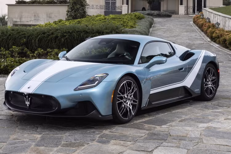 Tuy nhiên, vị khách hàng này ở Mỹ nên ngay sau khi nhận bàn giao xe tại châu Âu, hai chiếc xe này sẽ được chuyển về tới Mỹ. Maserati Quattroporte Gran Finale đặc biệt là mẫu sedan hàng đầu sử dụng động cơ V8 và được sơn màu xanh Nobile.