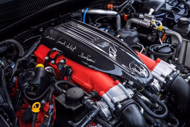 Hơn nữa, với việc quá trình phát triển mẫu xe điện kế nhiệm đang bị trì hoãn và đây sẽ vẫn là chiếc Quattroporte cuối cùng rời khỏi nhà máy Maserati trong một thời gian tới. Bên cạnh chiếc Quattroporte đặc biệt còn có chiếc Maserati MC20 Iris là một siêu xe được cá nhân hóa cao đến từ bộ phận Fuoriserie.