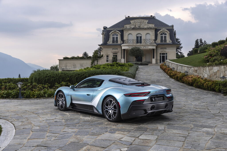 Điểm nhấn của chiếc xe này chính là lớp sơn AI Aqua Rainbow độc đáo kết hợp sọc trắng do khách hàng lựa chọn. Màu sắc tương tự được áp dụng trên các đường khâu và các chi tiết bọc da bên trong khoang nội thất của xe và tương phản với chất liệu bọc màu trắng.