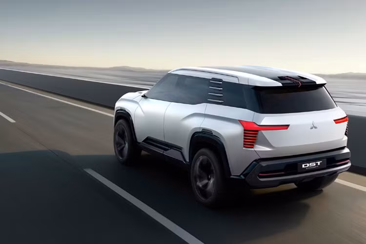 Mẫu xe SUV Mitsubishi DST Concept dự kiến sẽ sớm được giới thiệu tại Việt Nam. Trong khi đó, phiên bản thương mại của xe có thể sẽ được mở bán từ năm sau tại Đông Nam Á trước khi phân phối tại thị trường Việt. Hiện xe đang được trưng bày tại PIMS - sự kiện diễn ra vào 24-27/10 tại Manila.