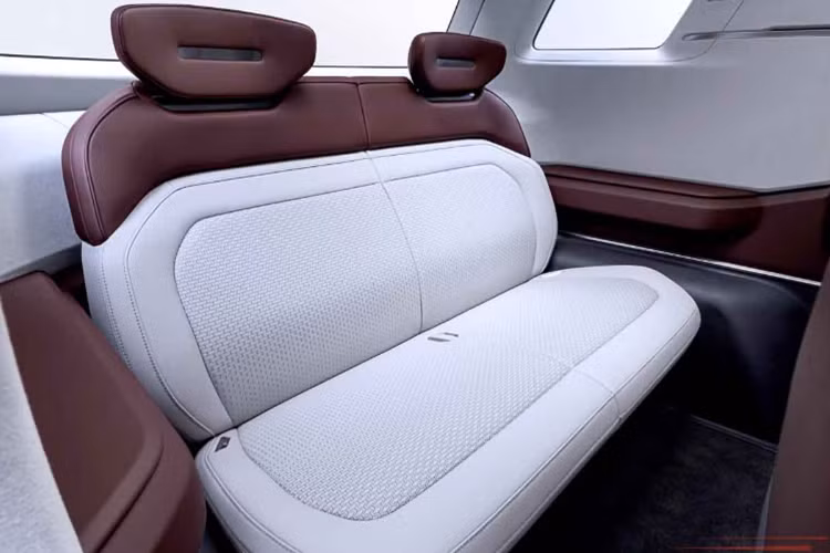 Ngoài ra, Mitsubishi cũng xác nhận, DST Concept là xe dẫn động cầu trước nhưng vẫn có khả năng vận hành tốt trong mọi điều kiện thời tiết hoặc đường xá.