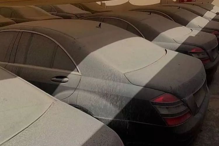 Những chiếc xe sang Maybach và Mercedes-Benz S-Class sang trọng đắt tiền này, giờ phủ đầy bụi sa mạc, được cho là thuộc sở hữu của những doanh nhân thành đạt đã phá sản, sau đó chạy trốn khỏi đất nước để trốn tránh luật nợ nghiêm ngặt của UEA và khả năng phải ngồi tù.