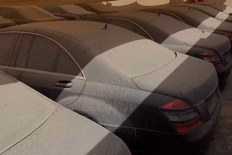 Những chiếc xe sang Maybach và Mercedes-Benz S-Class sang trọng đắt tiền này, giờ phủ đầy bụi sa mạc, được cho là thuộc sở hữu của những doanh nhân thành đạt đã phá sản, sau đó chạy trốn khỏi đất nước để trốn tránh luật nợ nghiêm ngặt của UEA và khả năng phải ngồi tù.