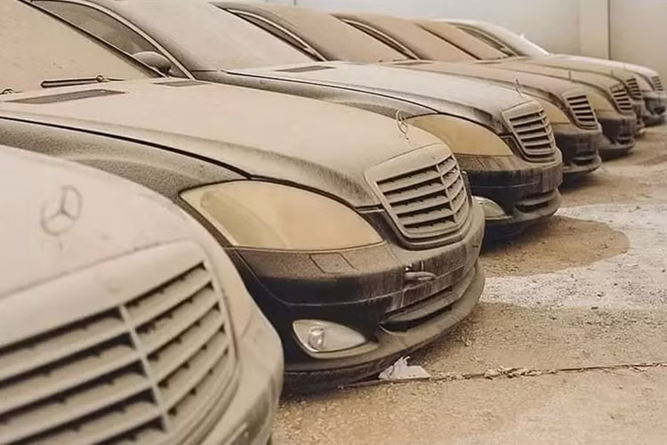 Có rất nhiều nghĩa địa xe hơi hạng sang trên khắp thế giới, bao gồm một nghĩa địa ở sa mạc Sharjah, Các Tiểu vương quốc Ả Rập Thống nhất (UAE), nơi đáng buồn là có rất nhiều xe sedan hạng sang Mercedes-Benz S-Class và Maybach 57/62.