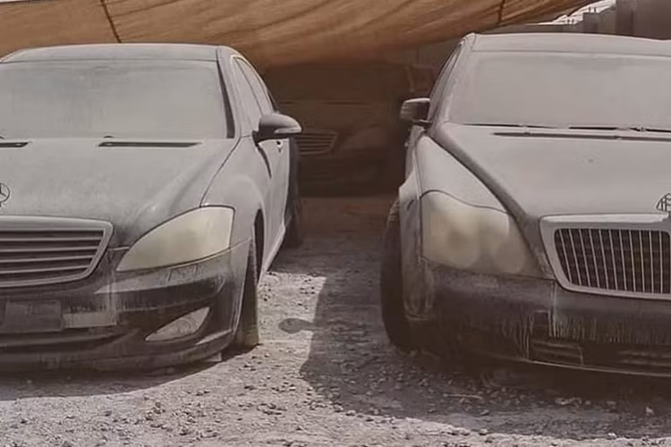 Hình ảnh chụp lại cho thấy, hàng chục chiếc xe Mercedes-Benz S-Class trong đủ phiên bản, từ S550, S500 cho đến S63 cũng có chung số phận bị giam cầm ở bãi xe này, với chỉ 1 tấm bạt che trên đầu.