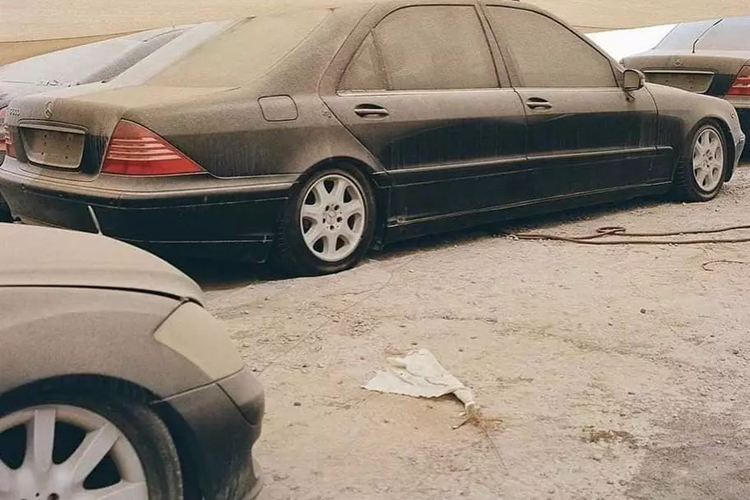 Thực tế, các hình ảnh này đã xuất hiện từ năm 2022, nhưng đến nay, lại tiếp tục dậy sóng cư dân mạng, những người đam mê xe. Theo tìm hiểu, các xe Mercedes-Benz và Maybach bị chủ nhân vứt bỏ không thương tiếc và chúng tập kết về 1 địa điểm được gọi là "nghĩa địa xe ô tô".