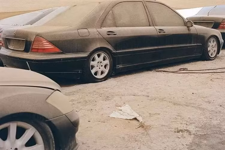 Thực tế, các hình ảnh này đã xuất hiện từ năm 2022, nhưng đến nay, lại tiếp tục dậy sóng cư dân mạng, những người đam mê xe. Theo tìm hiểu, các xe Mercedes-Benz và Maybach bị chủ nhân vứt bỏ không thương tiếc và chúng tập kết về 1 địa điểm được gọi là "nghĩa địa xe ô tô".