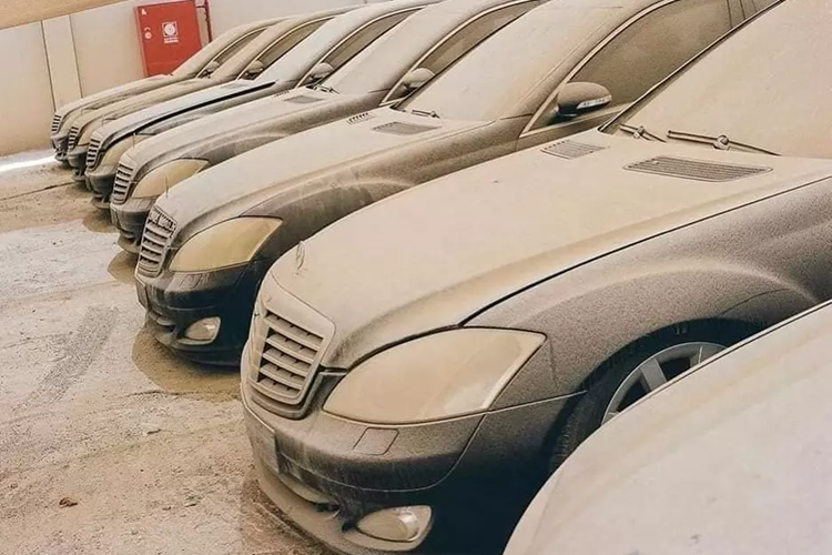 Mới đây, trên mạng xã hội đã xuất hiện hình ảnh hàng chục chiếc xe sang chủ yếu của thương hiệu Mercedes-Benz và Maybach bỏ xó. Chúng có chung tình cảnh bụi bám đầy ngoại thất, hơi hỏng và nhiều chi tiết xuống cấp nghiêm trọng, đã khiến không ít người xót xa.