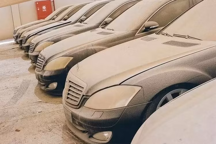 Mới đây, trên mạng xã hội đã xuất hiện hình ảnh hàng chục chiếc xe sang chủ yếu của thương hiệu Mercedes-Benz và Maybach bỏ xó. Chúng có chung tình cảnh bụi bám đầy ngoại thất, hơi hỏng và nhiều chi tiết xuống cấp nghiêm trọng, đã khiến không ít người xót xa.