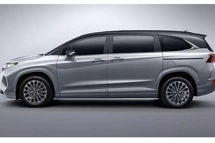 Ở phần đầu xe MPV Hyundai Custin 2025, lưới tản hình kim cương đặc trưng vẫn được giữ lại nhưng các chi tiết bên trong đã được thay đổi, kết hợp với phần ốp chorme sáng bóng, nổi bật. Bên cạnh đó là cụm đèn pha nối liền với lưới tản nhiệt. Phong cách này được Hyundai áp dụng trên nhiều mẫu xe của thương hiệu, tiêu biểu như Tucson hay Santa Cruz.