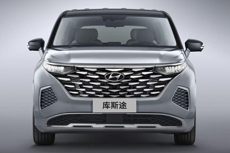 Mới đây, những hình ảnh đầu tiên về Hyundai Custin 2025 bản facelift đã được hé lộ tại thị trường Trung Quốc. Có thể thấy, thiết kế của phiên bản mới không khác biệt quá nhiều so với phiên bản hiện tại.