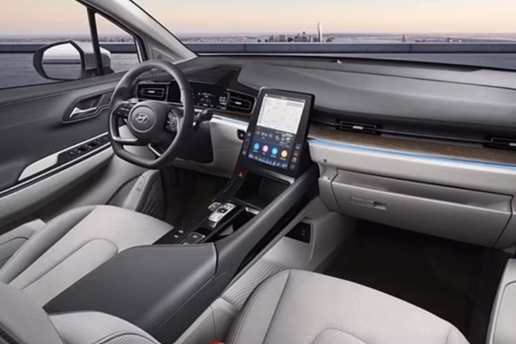 Thiết kế cản trước của Custin mới góc cạnh hơn, tạo cảm giác thể thao hơn cho mẫu MPV này. Ở bên hông, xe được trang bị bộ mâm 18 inch mới, với thiết kế đa chấu, sơn 2 màu đen- bạc sang trọng. Hiện tại, những thay đổi ở phần đuôi xe chưa được nhà sản xuất hé lộ.