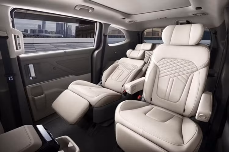 Về nội thất, Hyundai Custin mới được trang bị màn hình giải trí cảm ứng 10,4 inch mới. Toàn bộ cabin xe đều được bọc da 2 tông màu đen trắng tạo cảm giác sang trọng. Hàng ghế thứ 2 được trang bị 2 ghế đơn cao cấp, có thể sẽ tích hợp cả màn hình điều khiển riêng và hệ thống massage.