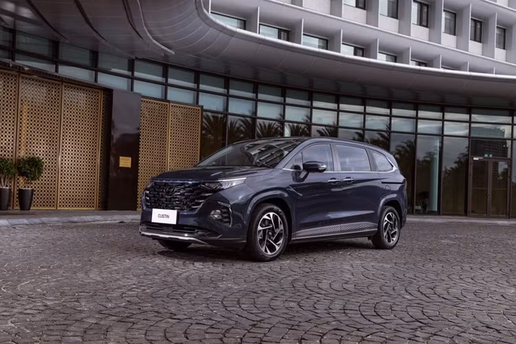 Hyundai Custin2025 thế hệ mới sẽ chính thức ra mắt tại Trung Quốc vào ngày 26/8 tới đây. Trong thời gian tới, nhiều khả năng phiên bản này cũng sẽ được Hyundai TC Motor đem về phân phối tại thị trường Việt Nam.