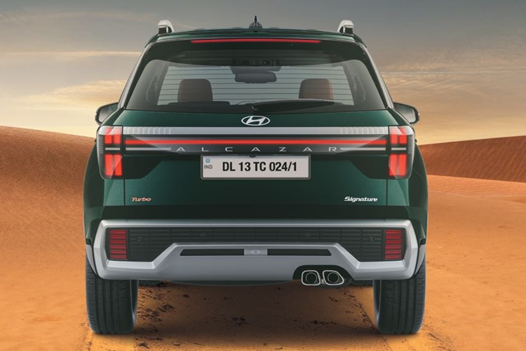 Điều này được thể hiện rõ ràng nhất ở khu vực đầu xe với lưới tản nhiệt và hốc gió trung tâm hình chữ nhật cỡ lớn. Tiếp đến là hệ thống đèn 2 tầng mới với phần trên là đèn LED chạy ban ngày, trong khi phần dưới là đèn pha chính. Ngoài ra, đèn LED định vị ban ngày còn được thiết kế vắt ngang đầu xe.