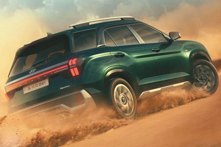 Hyundai Alcazar 2025 mới được phân phối với 4 phiên bản, gồm Excutive, Prestige, Platinum, Signature với 2 tùy chọn cấu hình 6 hoặc 7 chỗ. Alcazar mới có thiết kế tương tự Creta bản facelift cũng mới ra mắt thị trường Ấn Độ cách đây không lâu.