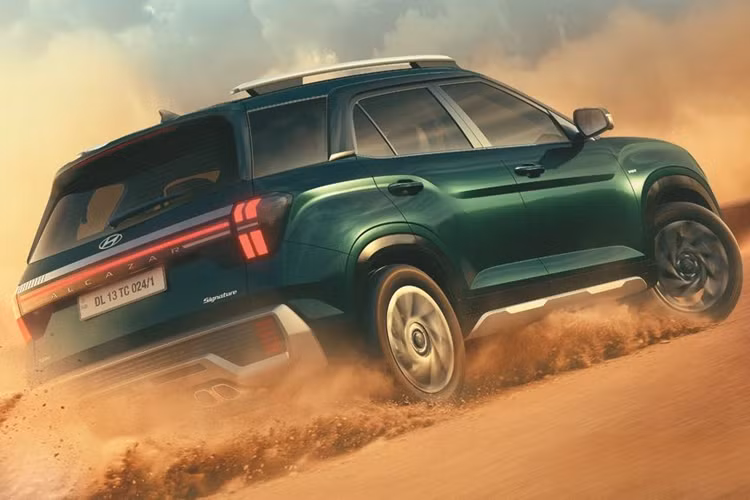 Hyundai Alcazar 2025 mới được phân phối với 4 phiên bản, gồm Excutive, Prestige, Platinum, Signature với 2 tùy chọn cấu hình 6 hoặc 7 chỗ. Alcazar mới có thiết kế tương tự Creta bản facelift cũng mới ra mắt thị trường Ấn Độ cách đây không lâu.