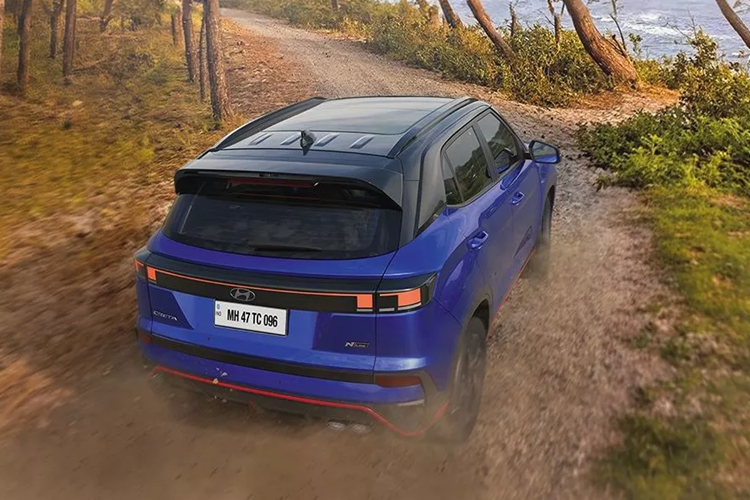 Theo kế hoạch, xe sẽ chính thức ra mắt vào ngày 9/9 tới đây. Hiện giá xe Hyundai Alcazar 2025 chưa công bố, tuy nhiên các đại lý tại thị trường Ấn Độ đã nhận đặt trước phiên bản này.