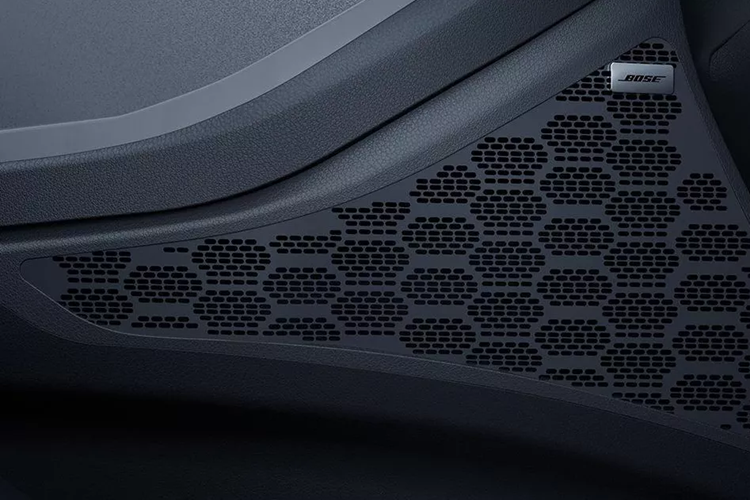 Thiết kế nội thất của Alcazar mới vẫn tương tự bản cũ. Hãng xe Hàn Quốc tập trung vào cải tiến tính năng an toàn và công nghệ kết nối. Alcazar 2025 được trang bị gói ADAS cấp độ hai, cung cấp các tính năng an toàn và tiện lợi hơn so với bản cũ.