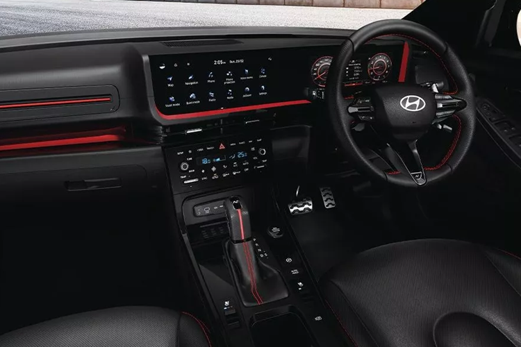 Tại khu vực đuôi xe, Hyundai Alcazar 2025 được trang bị cụm đèn hậu có kiểu dáng mới với tạo hình chữ H kéo dài, nằm ngang cửa cốp. Ốp cản sau được mạ crom, với thiết kế vuông vức mang phong cách thể thao. La-zăng đa chấu kích thước 18 inch. Xe có thêm tuỳ chọn màu sơn xanh mờ Robust Emerald Matte mới.