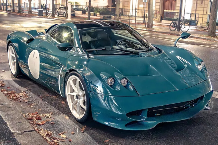 Chiếc Pagani Huayra Codalunga đặc biệt này là chiếc thứ 5 tại Châu Âu thừa hưởng tông màu sơn bắt mắt. Trong thế giới của siêu xe Pagani, đã từng có những chiếc Zonda hay Huayra được khoác lên trang bị sợi carbon hoặc các tông màu sắc rực rỡ.