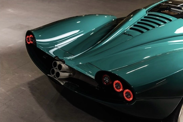 Không có thông tin về số tiền mà chủ sở hữu của chiếc Codalunga này đã trả, nhưng mức giá xe Pagani Huayra Codalunga khởi điểm lên đến 7 triệu Euro, tương đương 7,5 triệu USD (189 tỷ đồng) khi ra mắt vào giữa năm 2022. Sau khi được nâng cấp nội thất Hermes, chắc chắn mức giá sẽ tăng lên đáng kể.