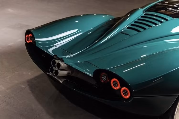 Không có thông tin về số tiền mà chủ sở hữu của chiếc Codalunga này đã trả, nhưng mức giá xe Pagani Huayra Codalunga khởi điểm lên đến 7 triệu Euro, tương đương 7,5 triệu USD (189 tỷ đồng) khi ra mắt vào giữa năm 2022. Sau khi được nâng cấp nội thất Hermes, chắc chắn mức giá sẽ tăng lên đáng kể.