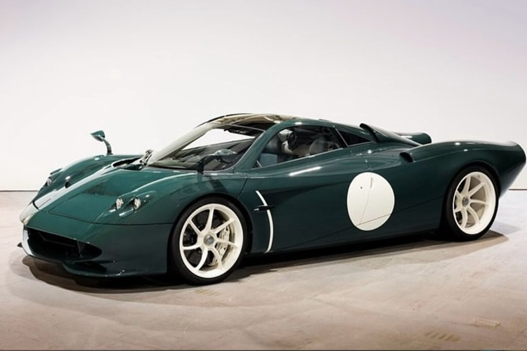 Mặc dù đối với những ai yêu thích các dòng xe thể thao, thì sự kết hợp với carbon là sự hấp dẫn nhưng nếu xuất hiện trên kiệt tác Codalunga lại không phù hợp lắm. Vì vậy chủ nhân của Huayra Codalunga đã quyết định nâng cấp tông màu ngoại thất tông màu xanh lam kết hợp hài hoà với các đường nét tuyệt mỹ.