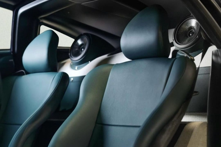 Chiếc siêu xe Pagani đầu tiên kết hợp với Hermes là mẫu Huayra do nhà sưu tập người Mỹ – Manny Khoshbin thực hiện. Nội thất trang trí được hoàn thiện từ những vật liệu tốt nhất từ Hermes như ghế da màu xanh lục đậm, có những loại vải trắng sang trọng trên vách ngăn phía sau và bảng điều khiển trung tâm.